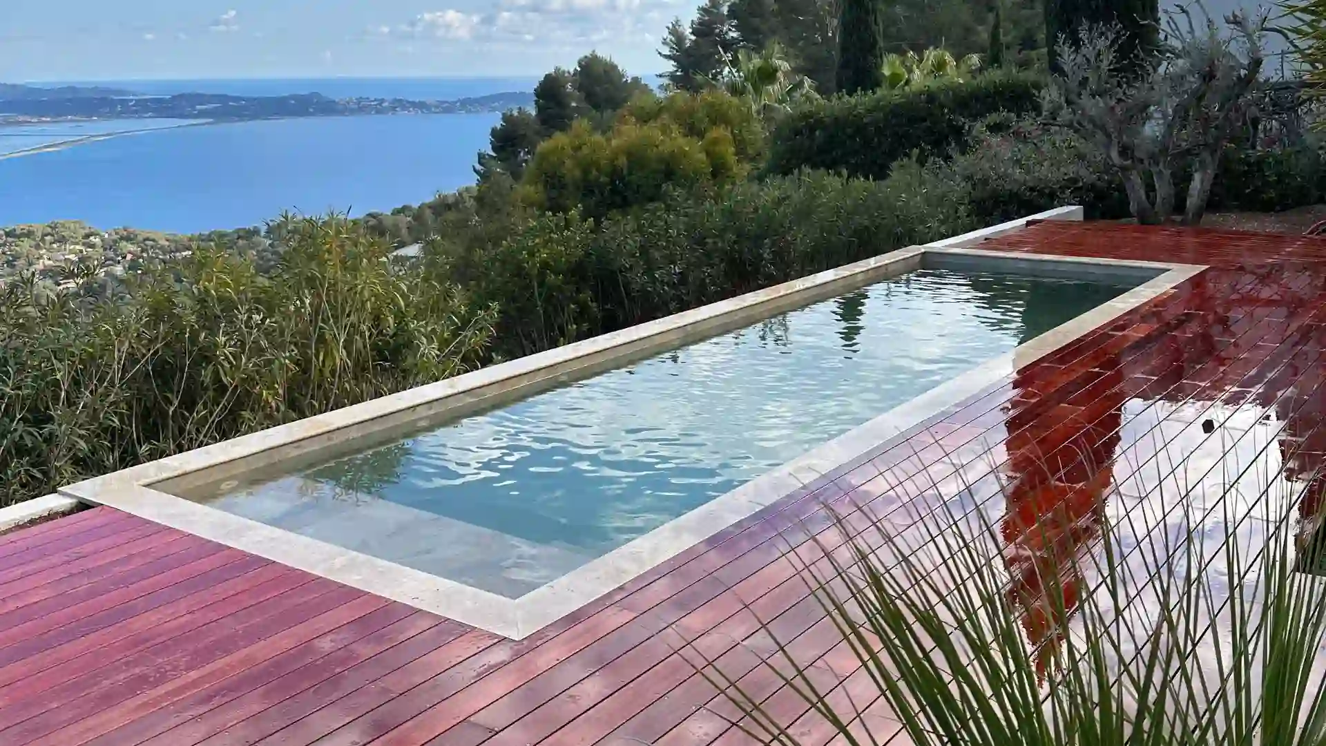 Terrasse bois piscine vue mer Hyères