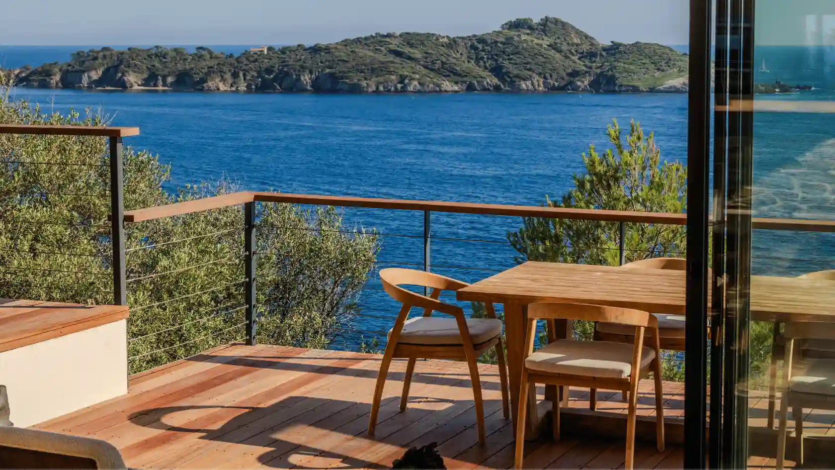 Membre de l'équipe L'Empreinte Verte inspectant les finitions d'une terrasse en bois exotique sur mesure entourant un couloir de nage, sur les hauteurs du Var.