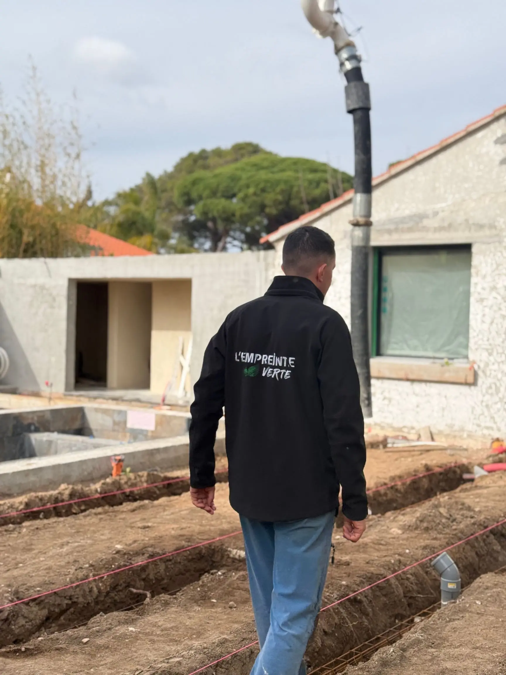 Paysagiste en cours d’aménagement extérieur dans un jardin à Hyères dans le Var