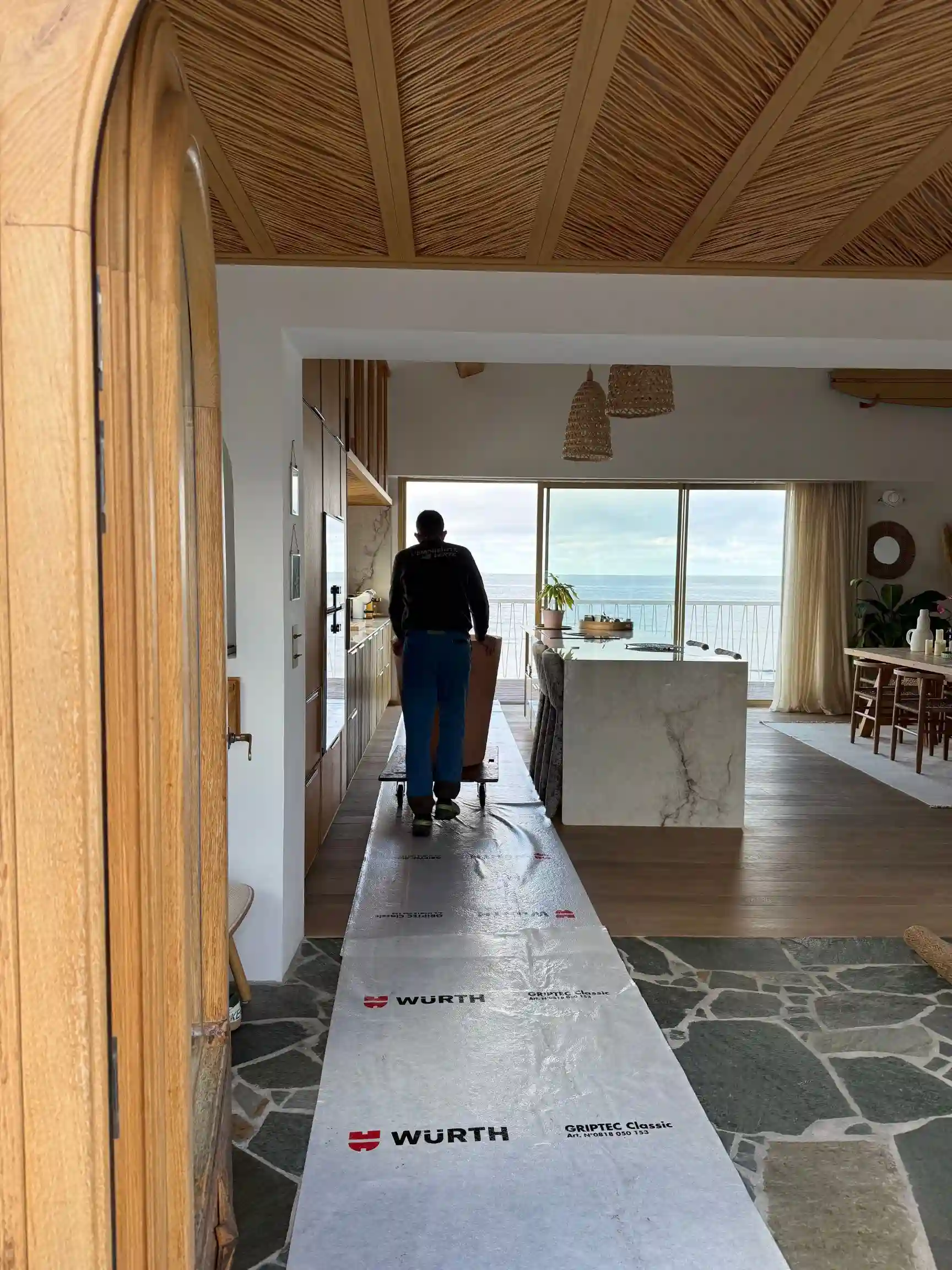 Intervention paysagiste intérieur avec protection du sol dans une villa à Hyères