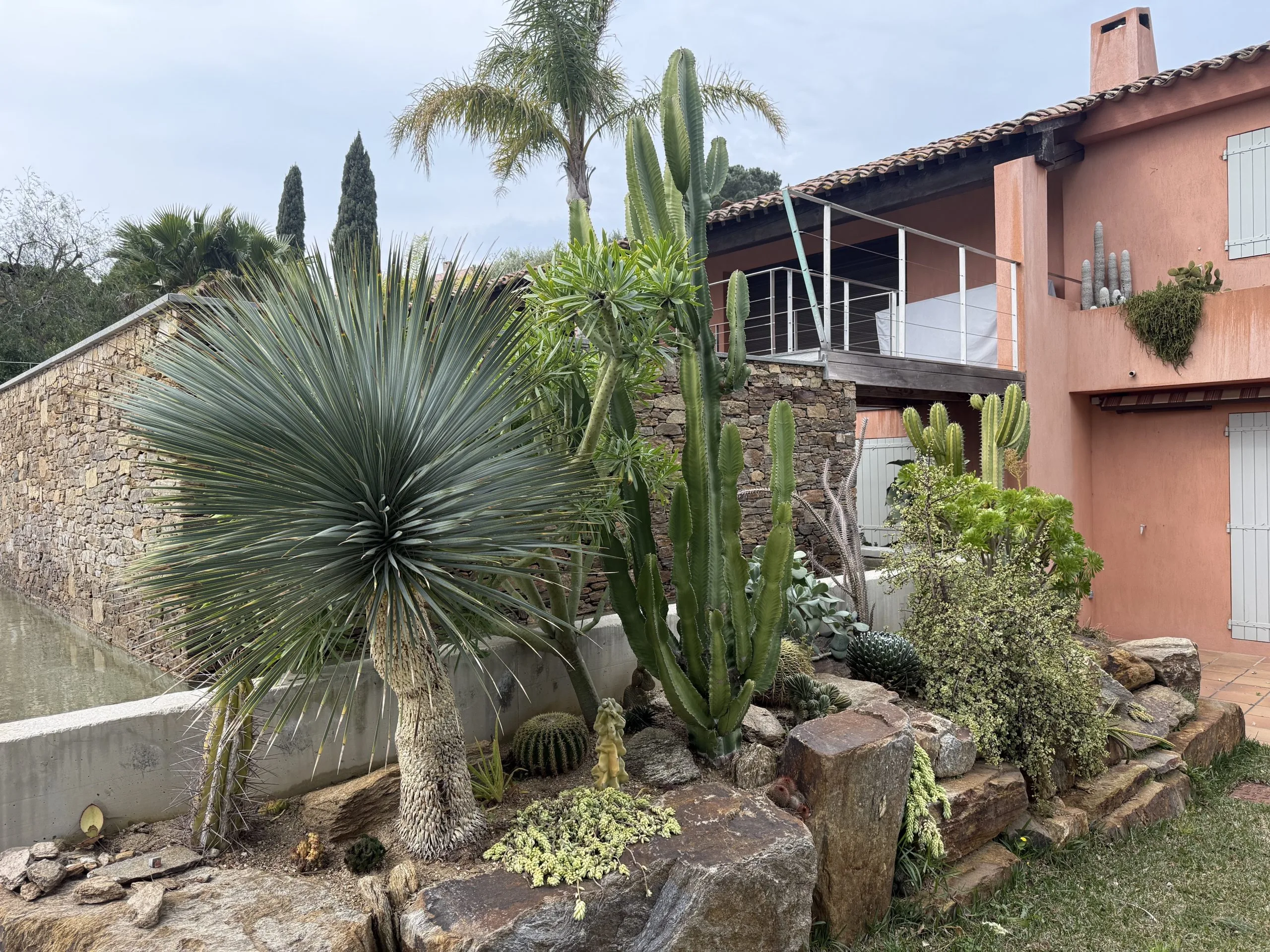 Aménagement de jardin méditerranéen avec cactus et rochers à Hyères