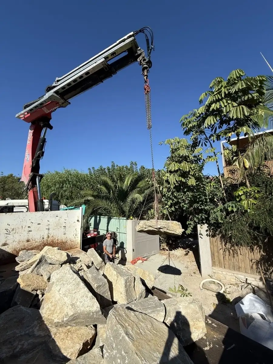 Livraison rochers naturels par grue lagon privé Hyères Var