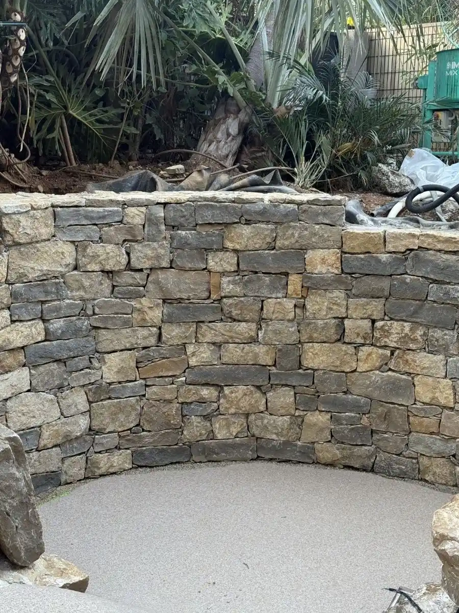 Muret pierre naturelle et revêtement quartz résine lagon Hyères Var