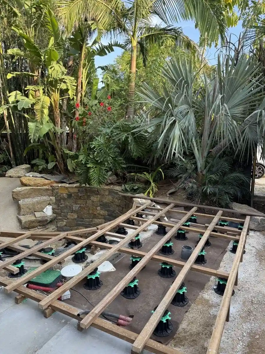 Structure terrasse bois exotique plots réglables lagon Hyères Var