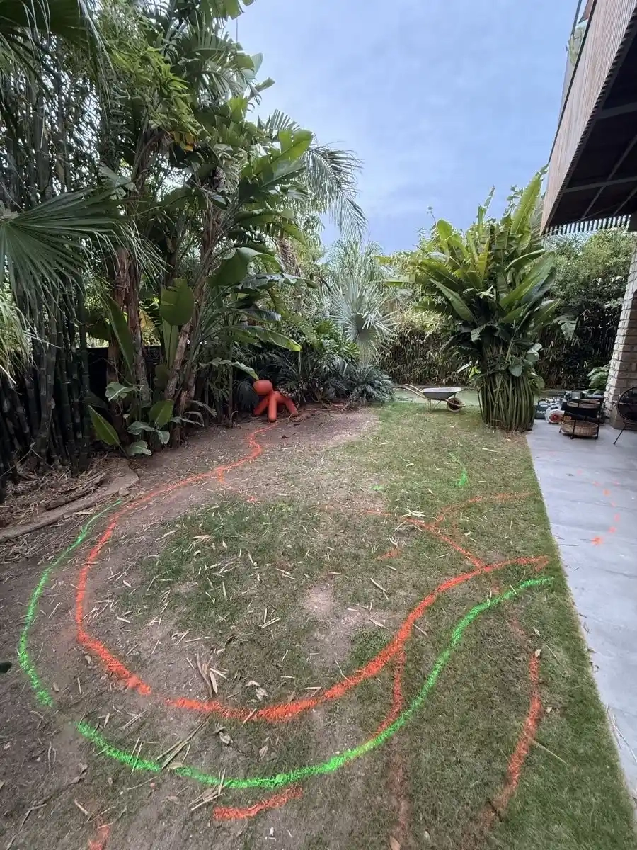Tracé au sol du futur lagon privé sur-mesure avant travaux, jardin à Hyères Var