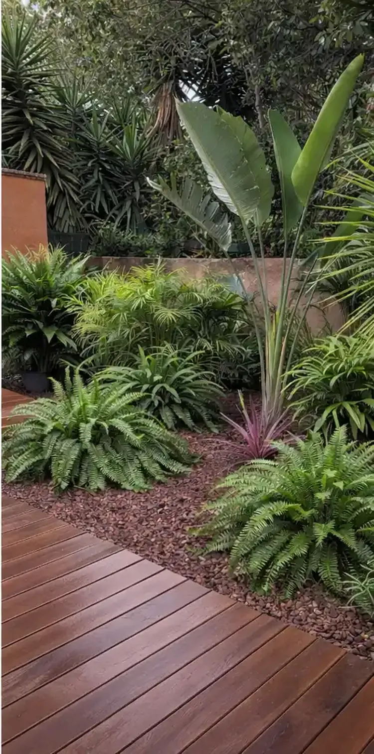 Jardin exotique terminé à Carqueiranne : bananiers, fougères et graminées après aménagement paysager par L'Empreinte Verte