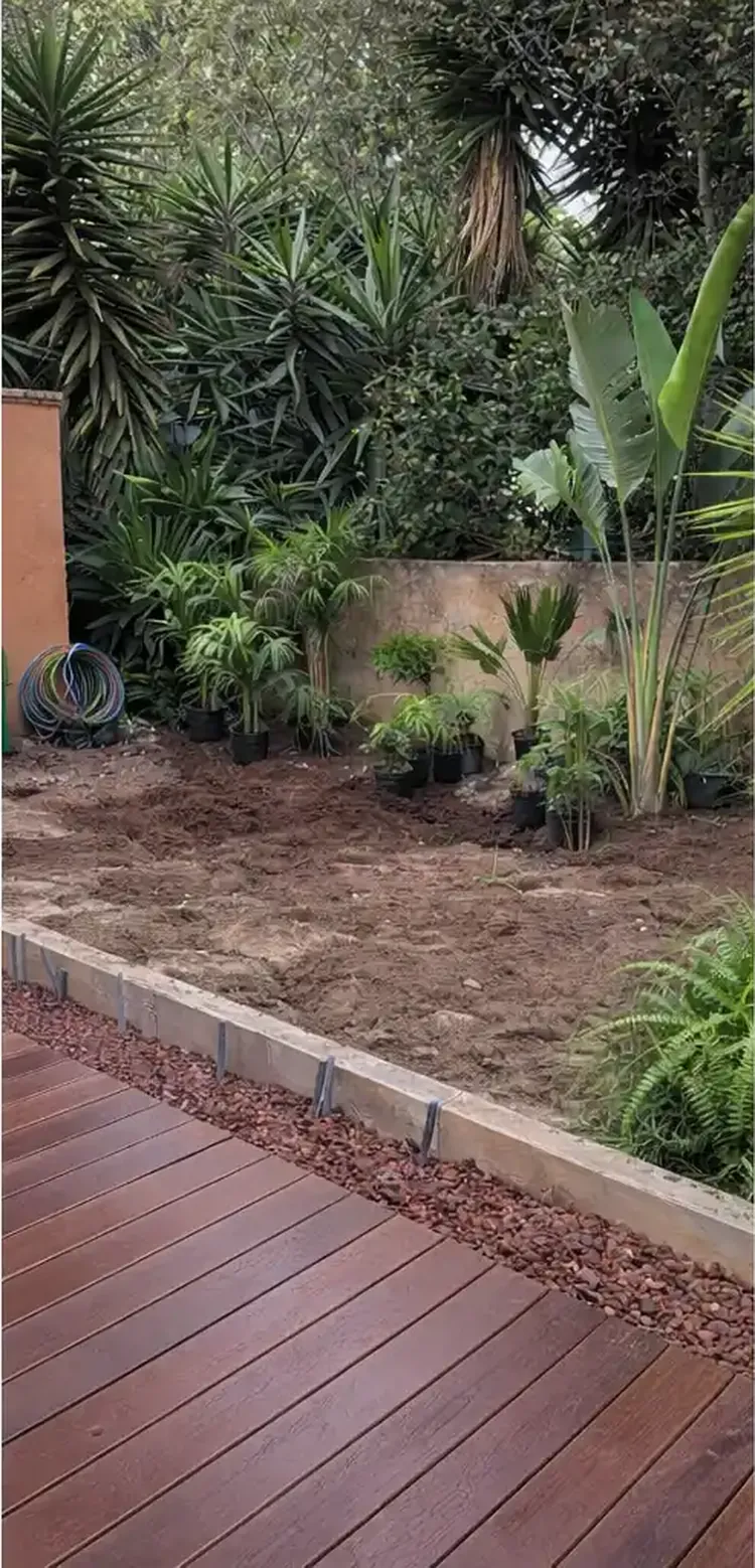 Chantier en cours à Carqueiranne : mise en place des massifs et plantation d'un jardin exotique par L'Empreinte Verte