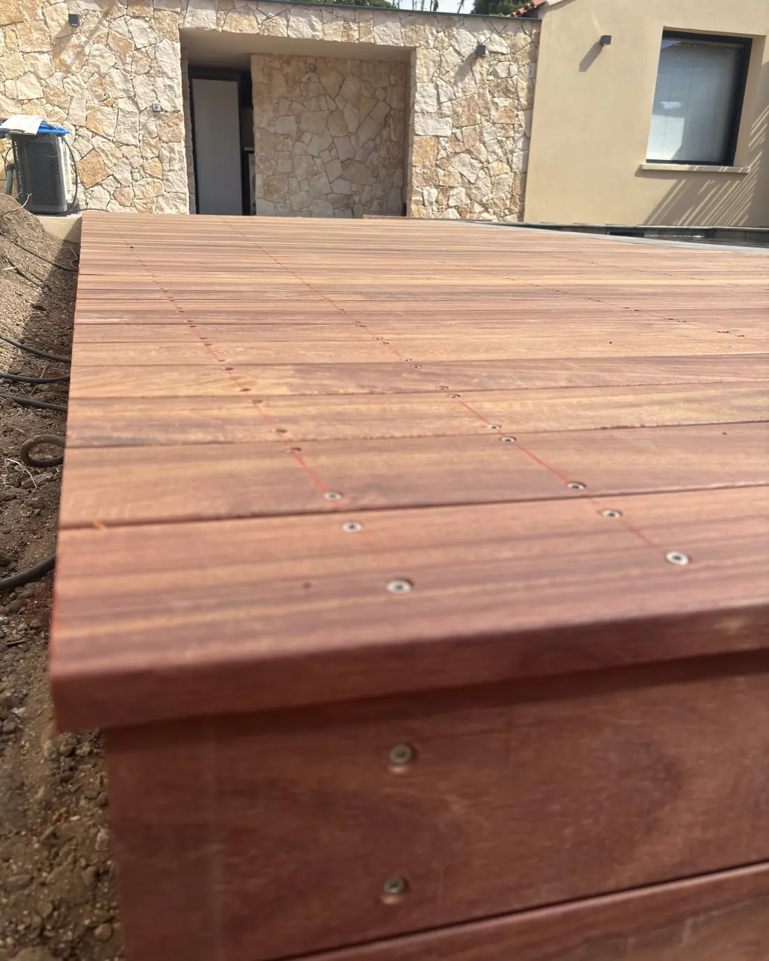 Terrasse en bois exotique en cours de pose dans une villa du Var