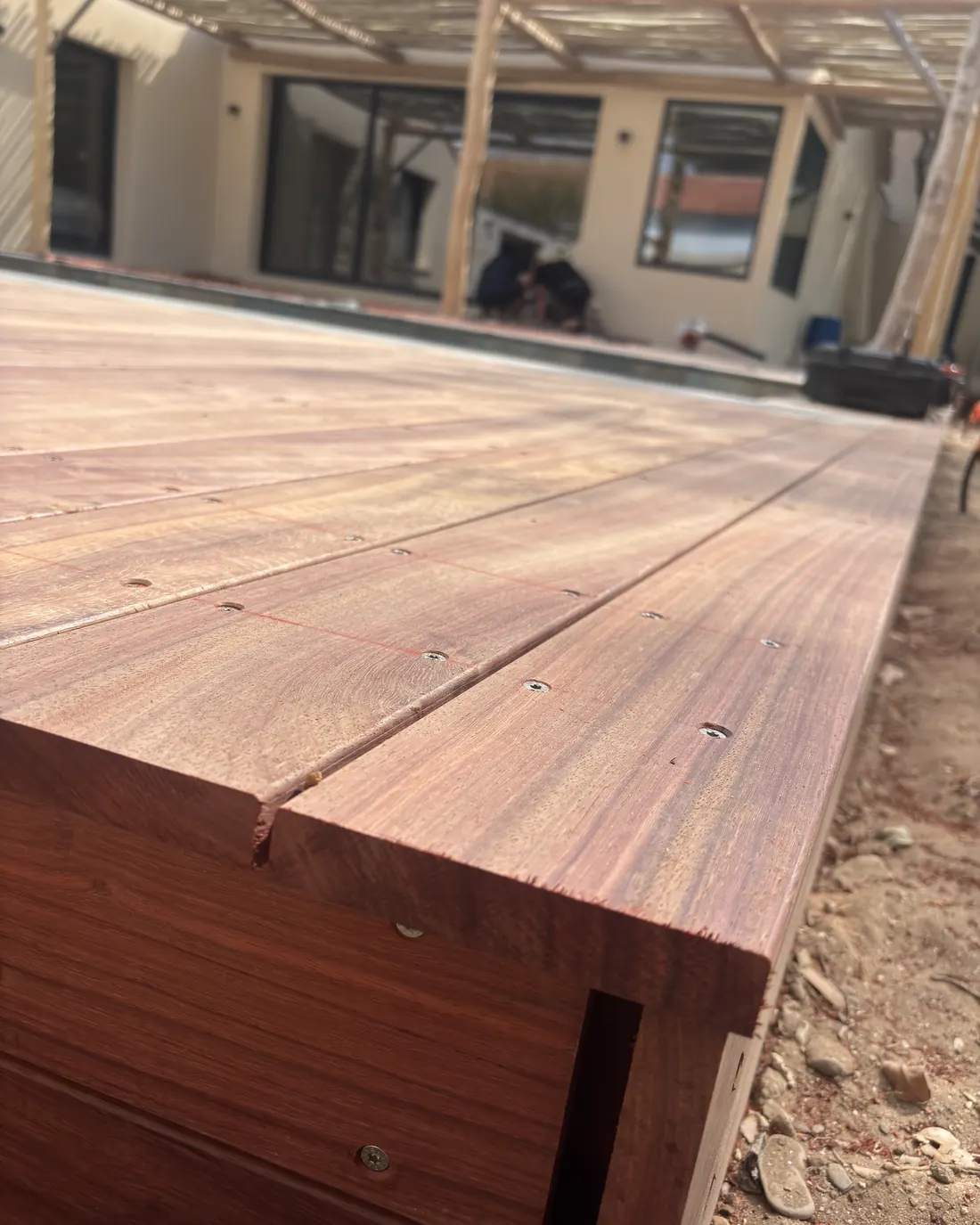 Détail du veinage et des fixations d'une terrasse en bois exotique fraîchement posée dans le Var